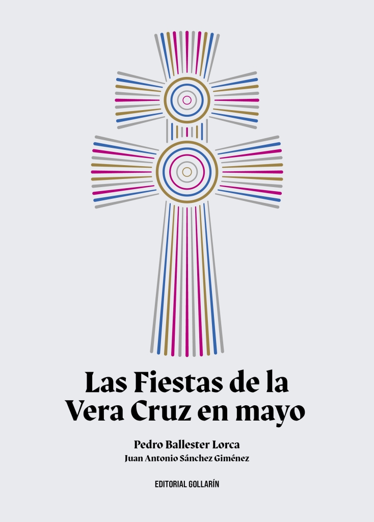 «Es mayo, la flor en su sazón, la Cruz en la calle, la ciudad se transforma, cesa la vida cotidiana. Emerge algo que no podemos definir, como un ser histórico, una identidad heredada y acumulada que manifiesta y se vive intensamente en el breve tiempo de cinco días. Son las Fiestas de la Cruz.

El tiempo se ha cumplido».